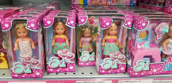 Ρωσία Αγία Πετρούπολη 2018 Barbie Και Εύη Κούκλες Ράφια Καταστημάτων — Φωτογραφία Αρχείου