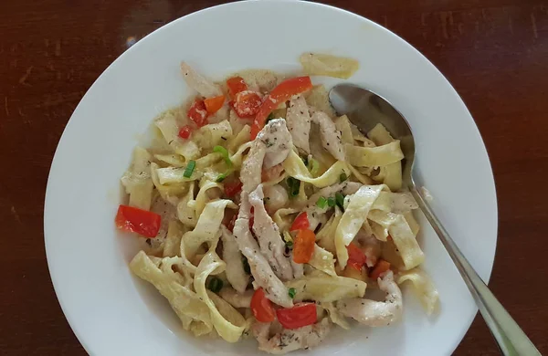 Pasta Con Pollo Piatto — Foto Stock