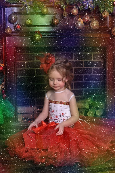 Mignonne Petite Fille Sapin Noël Robe Fantaisie Rouge Près Cheminée — Photo