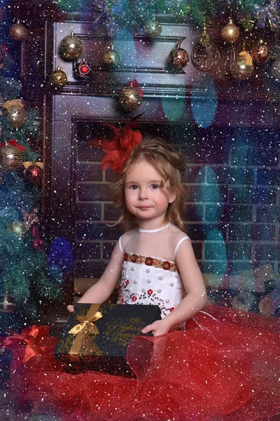 Linda Niña Árbol Navidad Vestido Elegante Rojo Con Una Caja —  Fotos de Stock