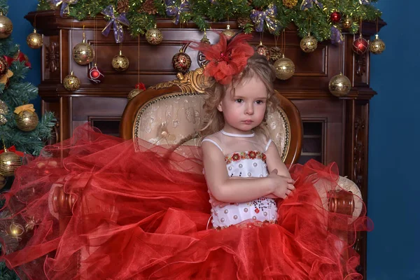 Милая Маленькая Девочка Кресле Елки Красном Платье — стоковое фото
