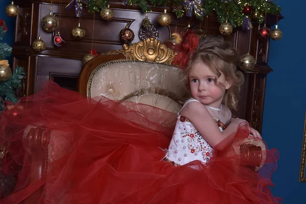 Schattig Klein Meisje Een Stoel Door Kerstboom Een Slimme Rode — Stockfoto