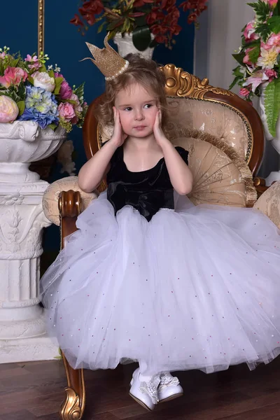 Schattig Klein Meisje Met Een Kroon Haar Hoofd Onder Bloemen — Stockfoto