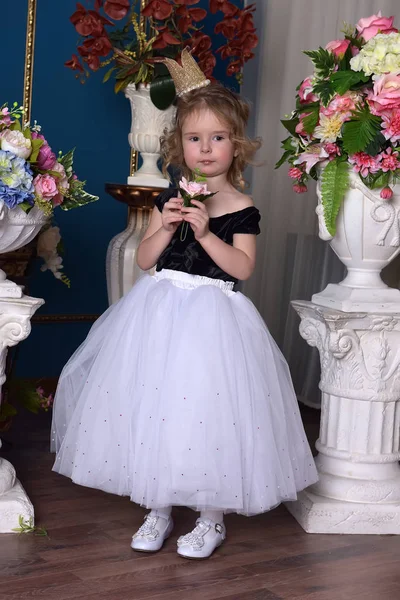 Schattig Klein Meisje Met Een Kroon Haar Hoofd Onder Bloemen — Stockfoto