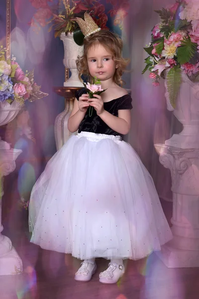 Çiçekler Arasında Başında Bir Taç Ile Sevimli Küçük Kız — Stok fotoğraf