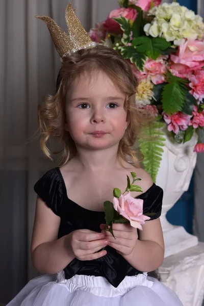 Schattig Klein Meisje Met Een Kroon Haar Hoofd Onder Bloemen — Stockfoto