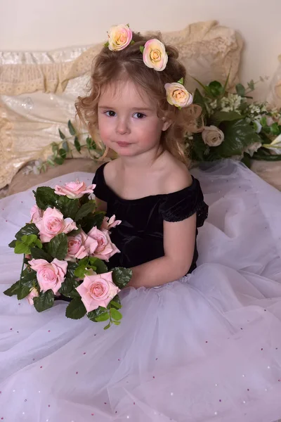 Schattig Klein Meisje Met Een Krans Van Bloemen Haar Hoofd — Stockfoto