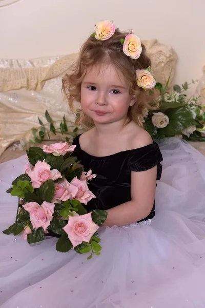 Mignonne Petite Fille Avec Une Couronne Fleurs Sur Tête Des — Photo