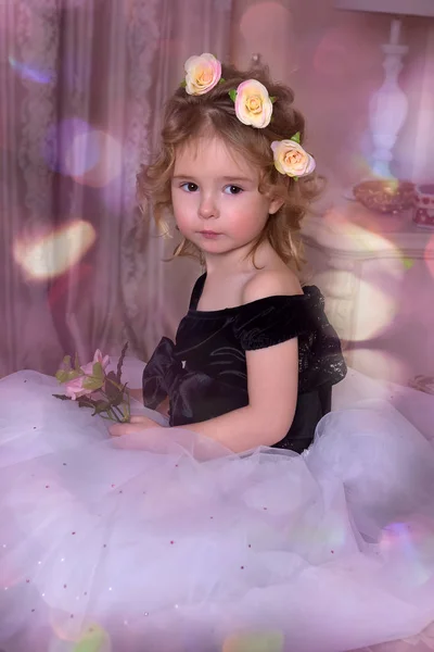 Gadis Kecil Yang Lucu Dengan Mahkota Bunga Kepalanya Dan Bunga — Stok Foto