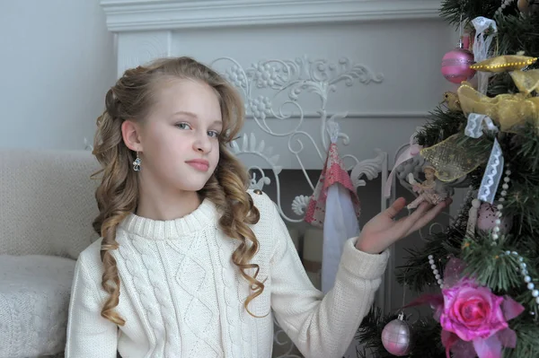 Ragazza Una Stanza Luminosa Maglione Bianco Natale — Foto Stock