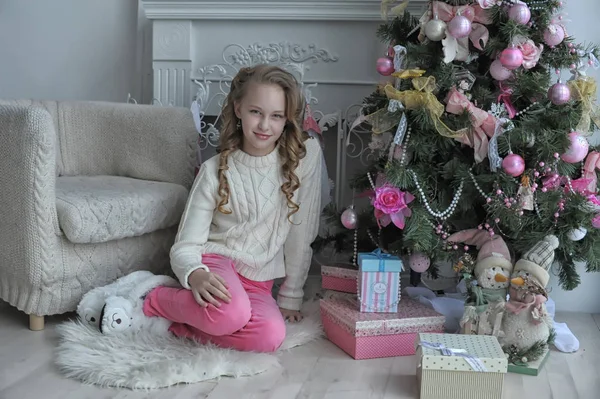 Menina Quarto Brilhante Uma Camisola Branca Natal — Fotografia de Stock