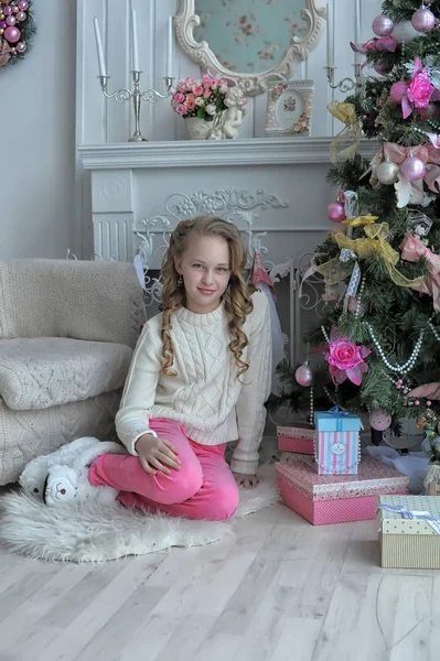 女孩在明亮的房间里穿着白色毛衣在圣诞节 — 图库照片