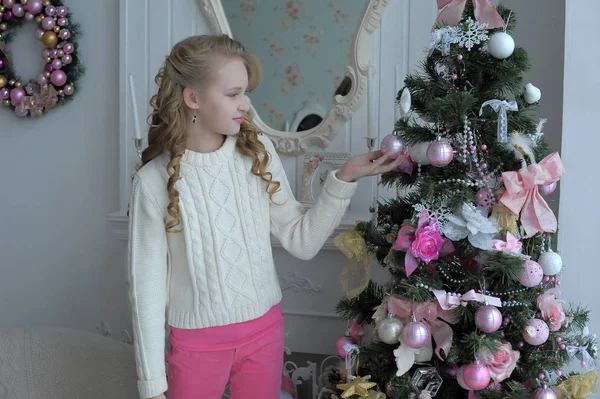 Chica Una Habitación Luminosa Suéter Blanco Navidad — Foto de Stock