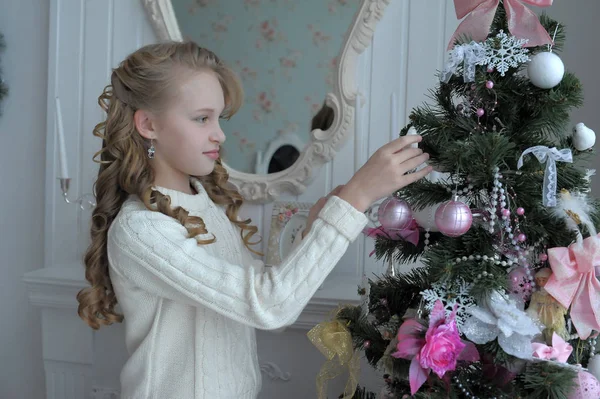 Fille Dans Une Chambre Lumineuse Dans Pull Blanc Noël — Photo