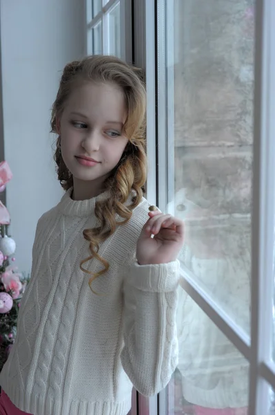 Ragazza Con Maglione Bianco Alla Finestra Natale — Foto Stock