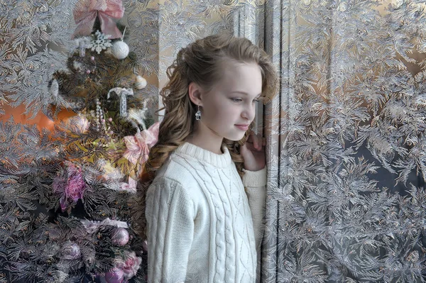 クリスマスのウィンドウで白いセーターの女の子 — ストック写真