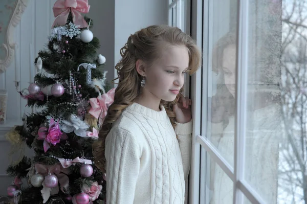 Dziewczyna Biały Sweter Oknie Boże Narodzenie — Zdjęcie stockowe