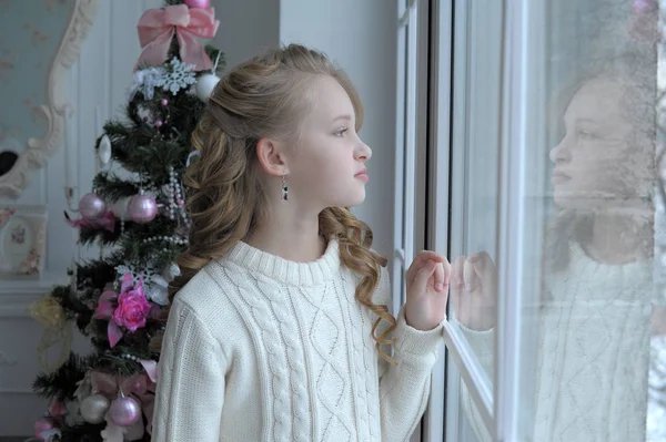 Meisje Een Witte Trui Bij Het Raam Met Kerstmis — Stockfoto