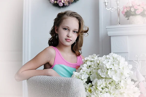 Retrato Una Chica Años Rubia Con Rizos Sentada Una Silla —  Fotos de Stock