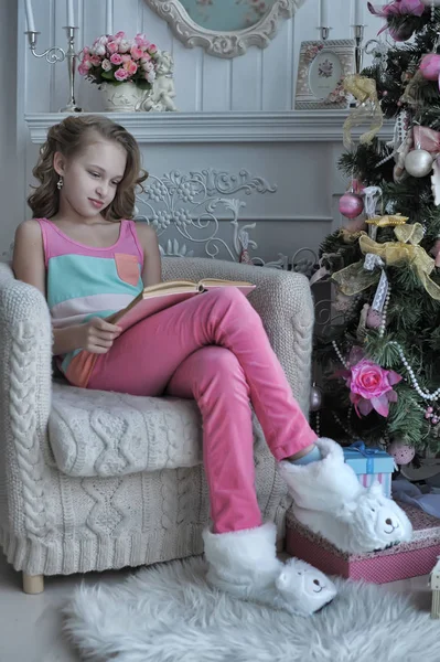 Κορίτσι Στο Ροζ Στο Χριστουγεννιάτικο Δέντρο Ένα Βιβλίο Για Χριστούγεννα — Φωτογραφία Αρχείου