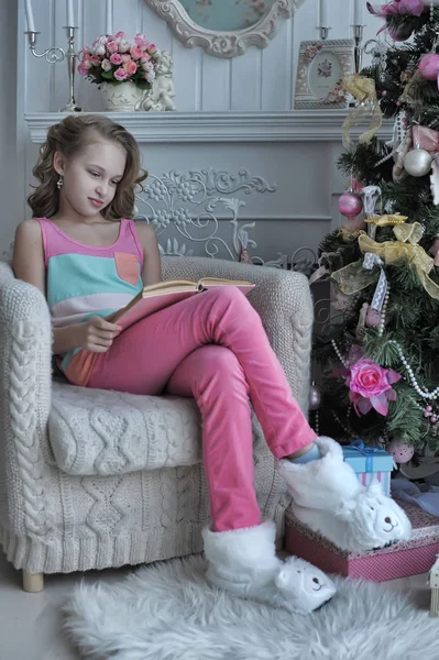 Ragazza Rosa All Albero Natale Con Libro Natale — Foto Stock