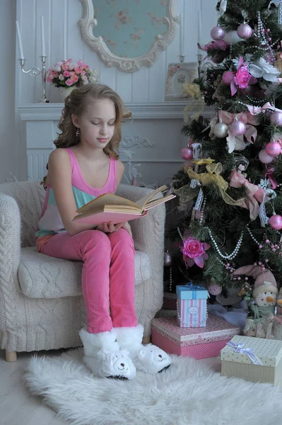 Mädchen Rosa Weihnachtsbaum Mit Einem Weihnachtlichen Buch — Stockfoto