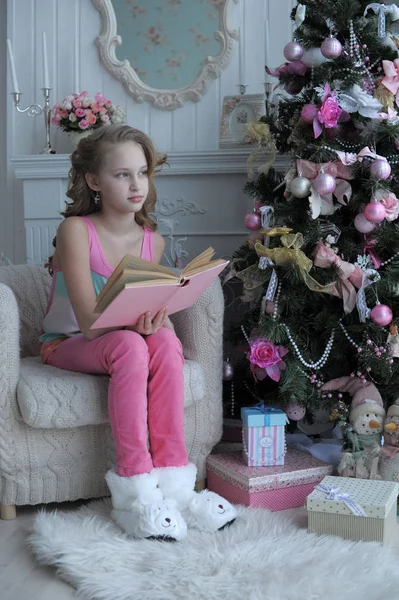 Dziewczyna Różowym Choince Książką Boże Narodzenie — Zdjęcie stockowe