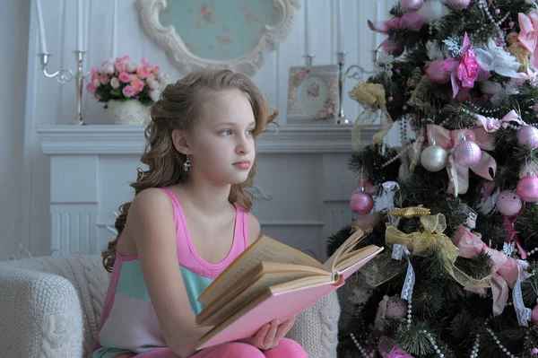 Menina Rosa Árvore Natal Com Livro Natal — Fotografia de Stock