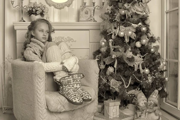 Menina Adolescente Perto Árvore Natal Com Presentes — Fotografia de Stock