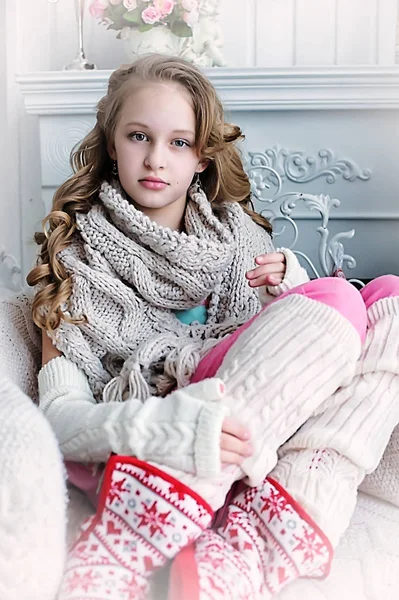 Tonårig Flicka Nära Julgranen Med Gåvor — Stockfoto