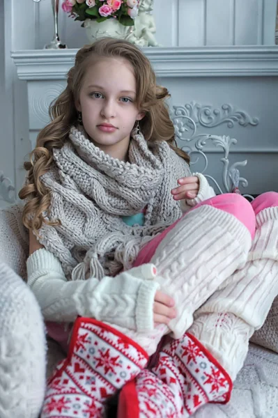 Adolescente Chica Cerca Del Árbol Navidad Con Regalos — Foto de Stock