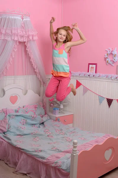 喜んでベッドにジャンプの女の子を目を覚ます — ストック写真