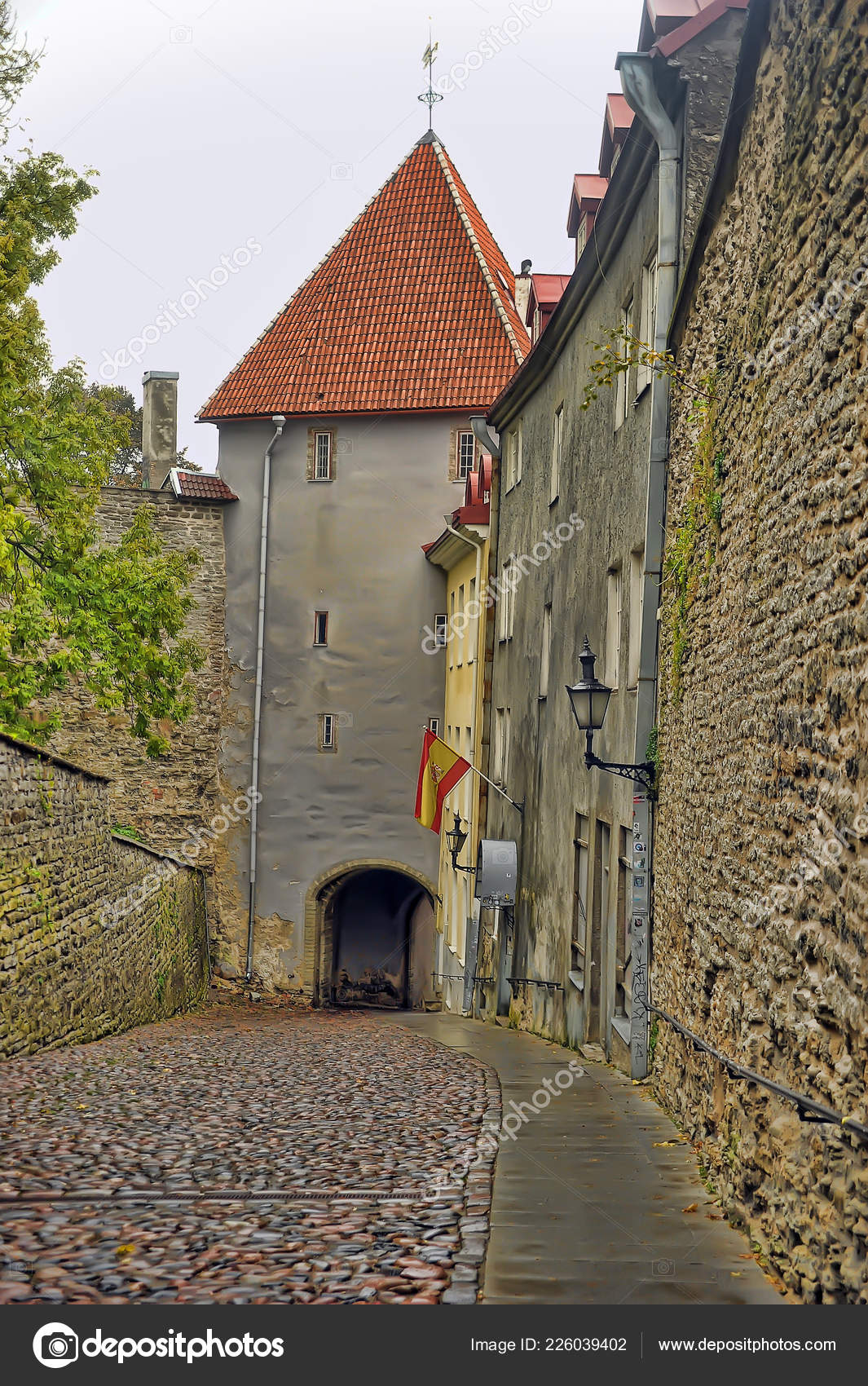 Estonia Tallinn 2014 Calle Empedrada Una Pared Fortaleza Una Torre