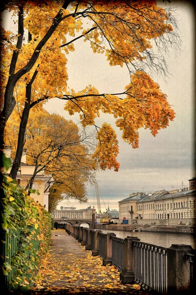 Rosja Sankt Petersburg 2013 Jesień Nabrzeże Rzeki Fontanny Ogrodzie — Zdjęcie stockowe