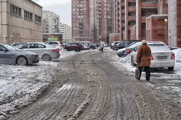 俄罗斯 圣彼得堡 2012 汽车停在冬季附近的房子在一个居民区 — 图库照片