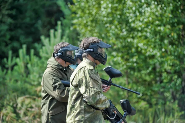 圣彼得堡 俄罗斯27 2013 露天彩弹比赛在夏季结束自然 人们在伪装 与彩弹枪和面具 — 图库照片
