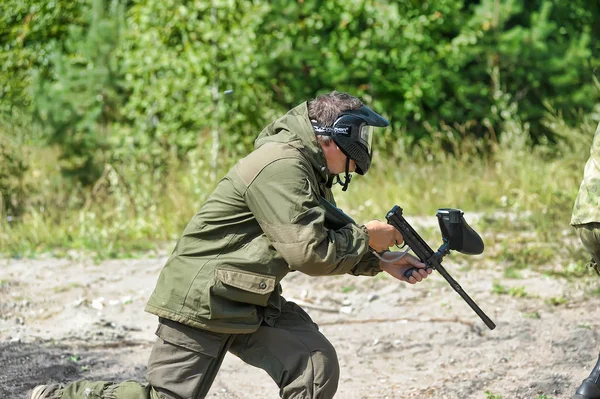 圣彼得堡 俄罗斯27 2013 露天彩弹比赛在夏季结束自然 人们在伪装 与彩弹枪和面具 — 图库照片