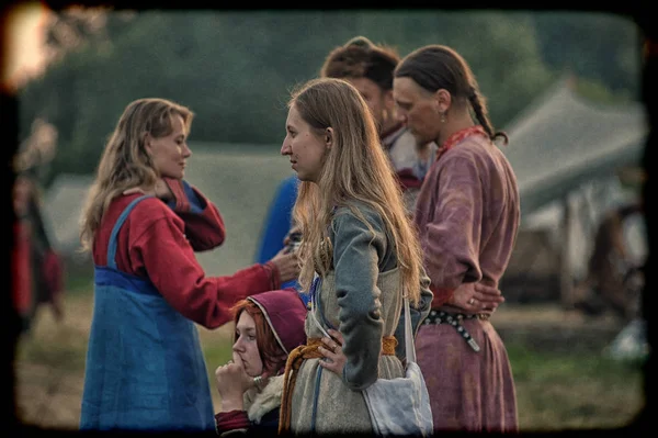 Rússia Volkhov 2013 Pessoas Roupas Históricas Autênticas Uma Festa Medieval — Fotografia de Stock