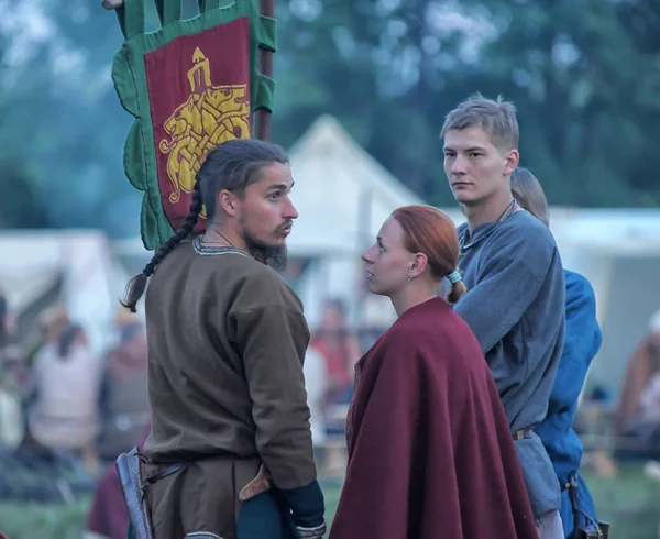 Rússia Volkhov 2013 Pessoas Roupas Históricas Autênticas Uma Festa Medieval — Fotografia de Stock