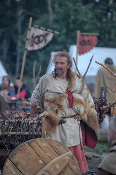 Ryssland Volchov 2013 Människor Autentiska Historiska Kläder Medeltida Gästabud Festivalen — Stockfoto