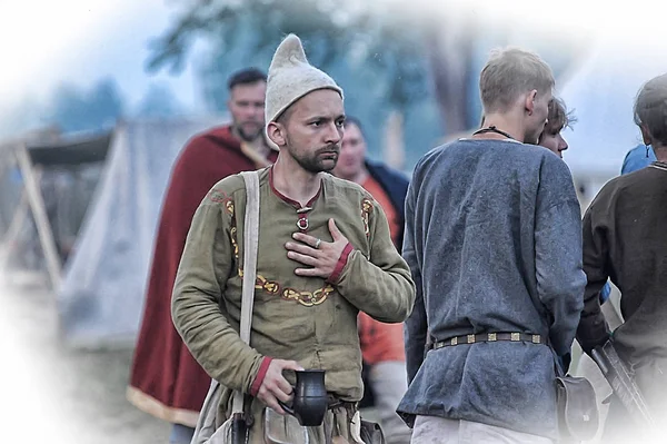 ロシア、ヴォルホフ、本格的な歴史的な布で 13,07,2013 人 — ストック写真
