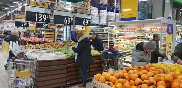 Rosja Sankt Petersburg 2018 Kupujących Supermarkecie Wybrać Warzywa Owoce — Zdjęcie stockowe
