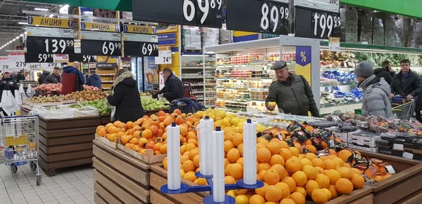 Rusia San Petersburgo 2018 Compradores Supermercado Eligen Verduras Frutas —  Fotos de Stock