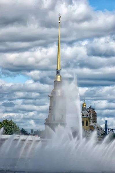 俄罗斯 圣彼得堡 2008 喷泉在涅瓦河在彼得和保罗堡垒前面 — 图库照片
