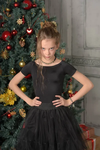 Mädchen Schwarz Rauen Blick Auf Den Hintergrund Des Weihnachtsbaums — Stockfoto