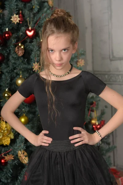 Mädchen Schwarz Rauen Blick Auf Den Hintergrund Des Weihnachtsbaums — Stockfoto