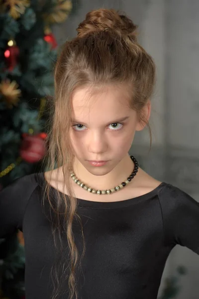 Menina Preto Visão Dura Fundo Árvore Natal — Fotografia de Stock