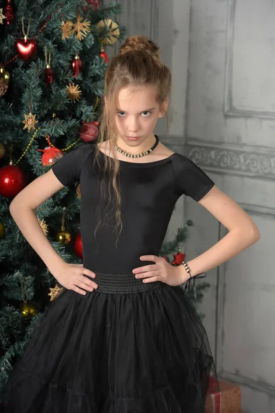 Fille Noir Dans Vue Dure Sur Fond Arbre Noël — Photo