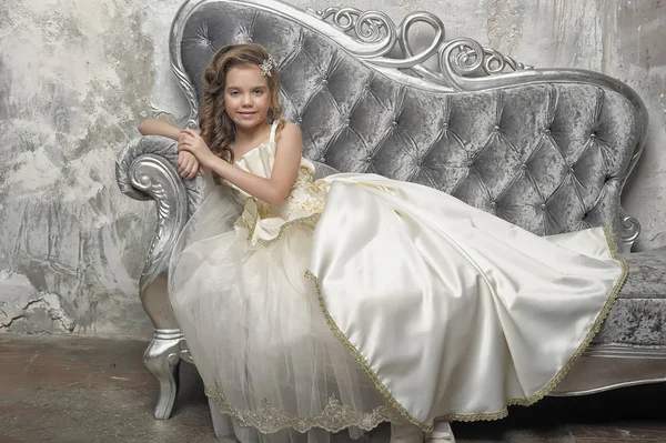 年轻的维多利亚时代的公主坐在银色沙发上 穿着白色的衣服 — 图库照片