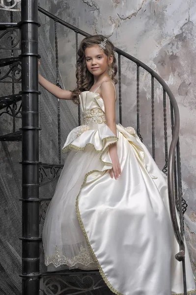 Niña Vestido Victoriano Elegante Blanco Una Escalera Caracol — Foto de Stock